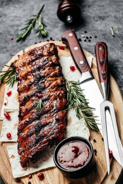 Izgara domuz pirzolası, ahşap kesim tahtası, pankart, menü, yazı için tarif yeri, üst görünüm üzerine servis edilir..