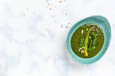 kuşkonmaz, ıspanak ve ıspanak çorbası. Temiz yemek, diyet, vejetaryen, vejetaryen, hafif arka planda sağlıklı gıda konsepti. Düz yatıyordu. Pankart. Üst görünüm.