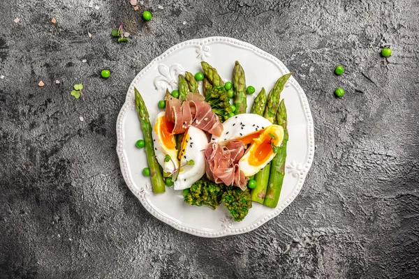 Ketojenik diyet yemeği kuşkonmaz mızraklı haşlanmış yumurta ve prosciutto. afiş, metin için menü tarifi yeri, üst görünüm.