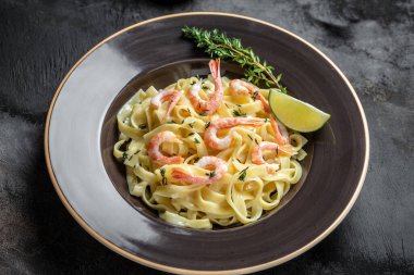 Izgara karides, beşamel sosu ve kekik soslu makarna, fettucine makarna. İtalyan yemeği. Yemek tarifi geçmişi. Kapat..