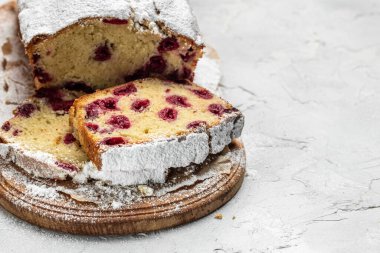 Tatlı olarak böğürtlenli dilimlenmiş meyve ekmeği, kirazlı kek, ev yapımı sünger kek veya beyaz masada şifon kek. Ev yapımı fırın konsepti, metin yeri, üst görünüm.