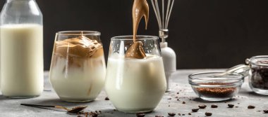 dalgona kahve, Kore 'nin popüler kahve tarifi, köpüklü kahve, uzun pankart formatı..