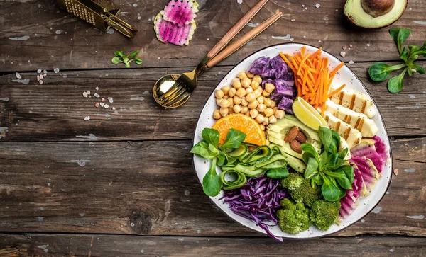 Buddha Skålsallad Med Halloumi Ost Avokado Gurka Kikärter Vattenmelon Rädisa — Stockfoto