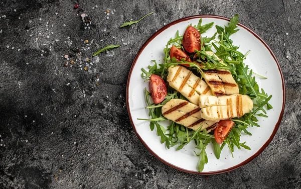 Salada Queijo Halloumi Com Rúcula Tomate Dieta Cetogénica Paleo Delicioso — Fotografia de Stock