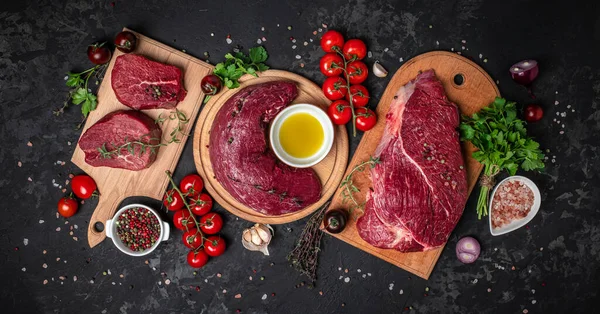 Assortment Raw Cuts Raw Beef Meat Steaks Spices Dark Background — Stock Photo, Image