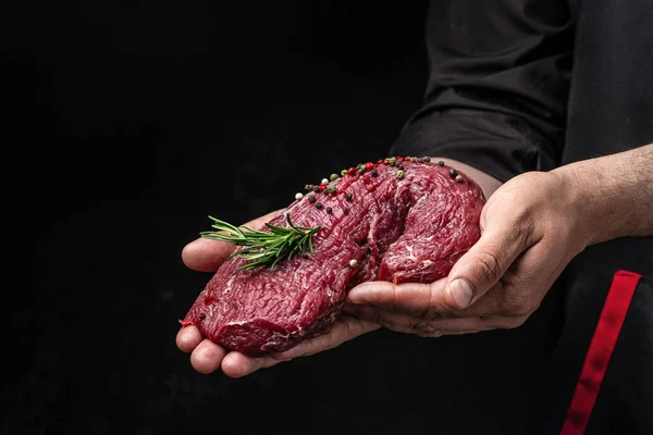 Mãos Masculinas Segurando Carne Vaca Fundo Escuro Pedaço Inteiro Lombo — Fotografia de Stock