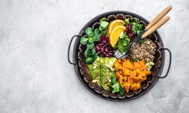 Kavanozda kinoa salatası, avokado, tatlı patates, gri arka planda fasulye. Süper yiyecek konsepti. Sağlıklı, temiz yeme konsepti. Vejetaryen ya da glütensiz diyet. en üstteki görünüm.
