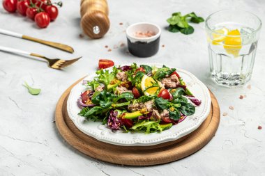 Marullu ton balığı salatası, vişneli domates, avokado ve kırmızı soğanlı. Lezzetli kahvaltı ya da atıştırmalık, temiz yemek, diyet, vejetaryen yemek konsepti. en üstteki görünüm.