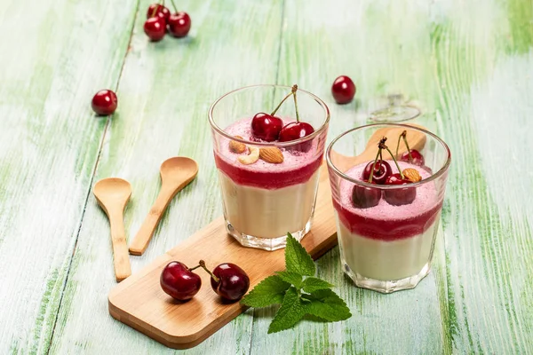 Taze böğürtlenlerle süslenmiş kirazlı İtalyan tatlı panna cotta. Ev yapımı tatlı panna cotta. Yemek tarifi geçmişi. Metin için boşluk.