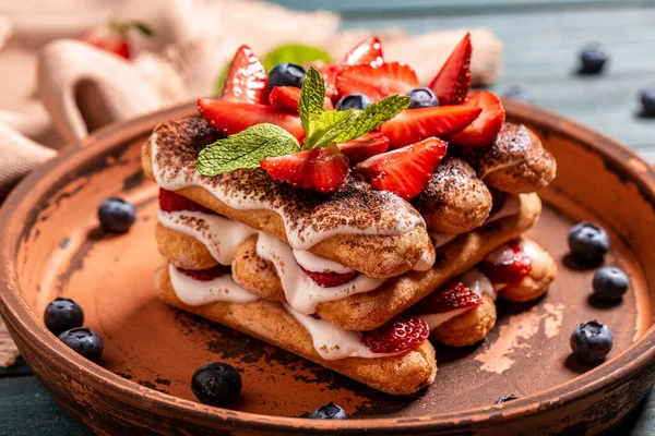 Çilekli tiramisu ve mascarpone. Yaz tatlısı, nane yapraklarıyla süslenmiş çilekli klasik tiramisu..