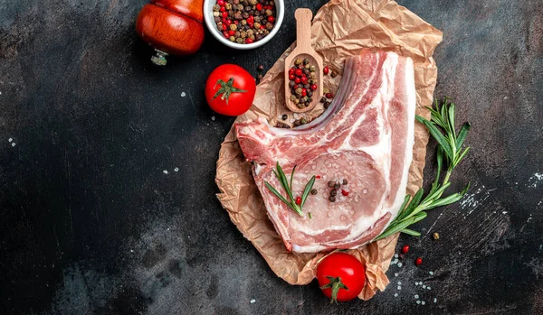 Tavada çiğ domuz bifteği kızartmaya hazır. Kemik doğra. metin için yer, üst görünüm.