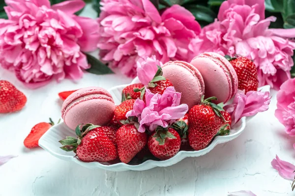 Beyaz arka planda şakayık güllü pembe badem kurabiyesi ya da kurabiye. Pankart, broşür, güzel kartpostal, güzel manzara.,