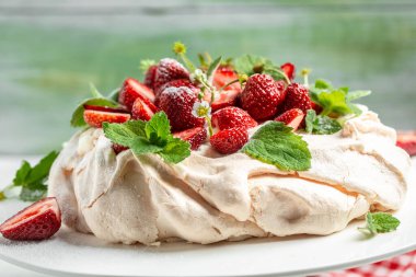 Fransız mutfağı. Kızılcık ve fesleğen yapraklı fırınlanmış camembert peyniri, koyu arkaplanda şarap, pankart, menü, metin için tarif yeri.