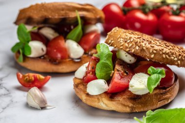 Sağlıklı Izgara Basil Mozzarella Caprese Panini Sandviçi. Lezzetli kahvaltı ya da atıştırmalık, temiz yemek, diyet, vejetaryen yemek konsepti. en üstteki görünüm.