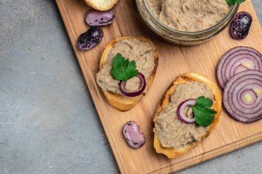 Fasulye ezmeli ekmek, cam kavanozda Meksika usulü fasulye ezmesi. Sağlıklı vejetaryen yemekleri..