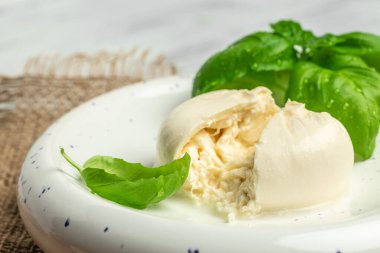 Mozzarella 'dan taze beyaz burrata peyniri ve Apulia' dan krema, İtalyan Akdeniz mutfağı, yemek tarifi geçmişi. Kapat.,