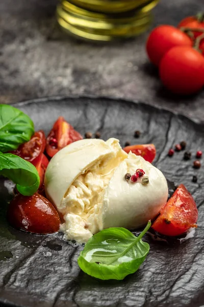 Mozzarella 'dan taze beyaz burrata peyniri ve Apulia' dan krema, İtalyan Akdeniz mutfağı, dikey görüntü. Üst Manzara. metin için yer.