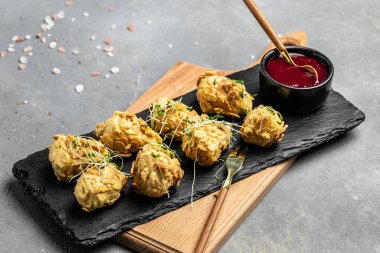 Kızılcık reçeli ve fındıklı fırında camembert peyniri. Geleneksel Gurme Kahvaltı. afiş, menü, metin için tarif yeri, üst görünüm.