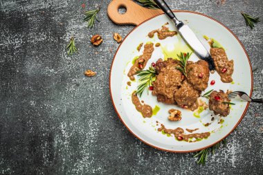 Ceviz soslu domuz eti madalyonu. Gürcistan mutfağı. Ketojenik diyet yiyecekler. afiş, menü, metin için tarif yeri, üst görünüm.