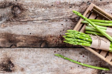 Kuşkonmaz. Bir sürü taze kuşkonmaz. Koyu arkaplanda taze kuşkonmaz bankları, yeşil kuşkonmaz turşusu. Kapatın. Uzun pankart biçimi,