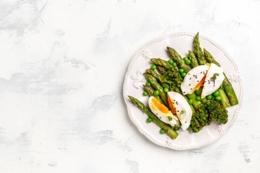 Ketojenik diyet yemeği kuşkonmaz mızraklı haşlanmış yumurta ve prosciutto. afiş, metin için menü tarifi yeri, üst görünüm.