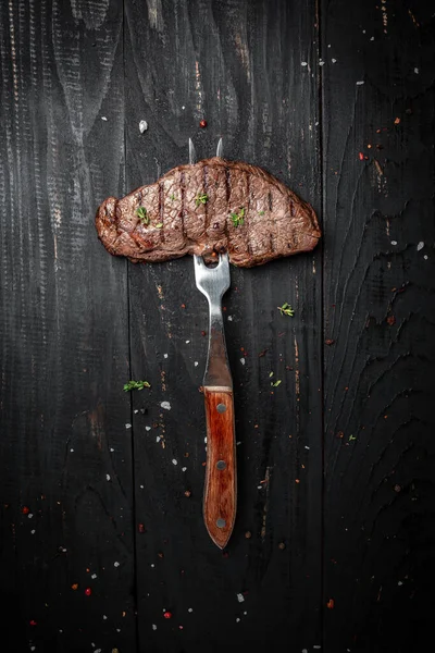 Steak Croustillant Sur Fourchette Sur Fond Bois Foncé Image Verticale — Photo