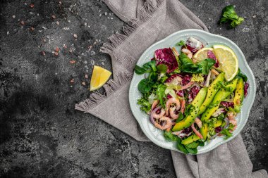 Taze avokado salatası, karides, marul yeşili karışım ve zeytinyağı, limon sosu. Sağlıklı yemek, lezzetli kahvaltı ya da atıştırmalık, temiz yemek, diyet, vejetaryen yemek konsepti. en üstteki görünüm.