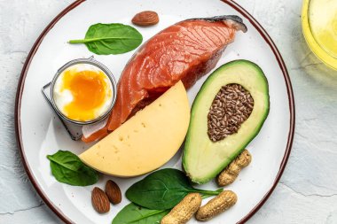 Düşük karbonhidratlı ürünleri yüksek proteinli ve iyi yağ kaynaklı yapın. Sağlıklı yağlar, hafif arka planda kilo vermek için temiz yiyecekler, keto ya da ketojenik diyet, üst görünüm.