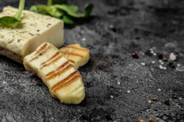 Izgara ızgara ve naneli halloumi peyniri dilimleri. Kıbrıs peyniri gıcırdıyor. afiş, menü, metin için tarif yeri, üst görünüm.