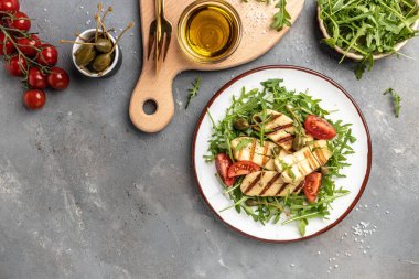 Kızarmış halloumi ve domatesli vejetaryen salatası, yakın plan ketojenik diyet. Lezzetli kahvaltı ya da atıştırmalık, temiz yemek, diyet, vejetaryen yemek konsepti. en üstteki görünüm.