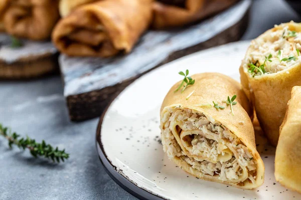 Panqueques Rellenos Rollos Crepes Con Carne Pollo Queso Comida Tradicional — Foto de Stock