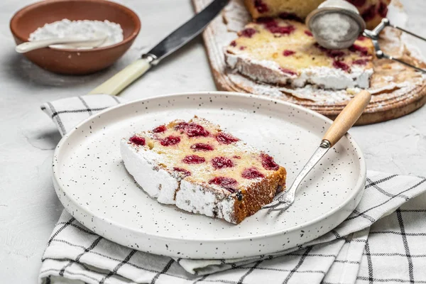 Hafif bir dilim kek taze organik doğal malzemeler tatlı ikram. Beyaz masada ev yapımı kek ya da şifonlu kek. Ev yapımı fırın konsepti, metin yeri, üst görünüm.