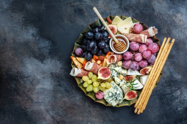 Peynir tahtası: mermer servis panosunda çeşitli peynirler. Peynir tabağı, atıştırmalıklar. metin için yer, üst görünüm.