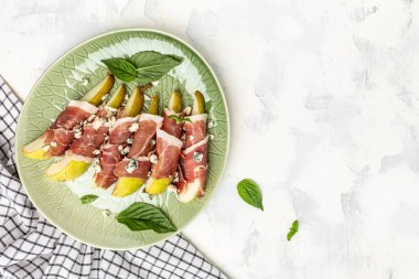 Armut, mavi peynir ve jambonlu aperatif koyu arkaplanda sağlıklı yağlar, kilo vermek için temiz yiyecekler, uzun afiş formatı. en üstteki görünüm.