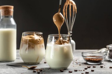 dalgona kahve, hazır kahve, pankart, menü, metin için tarif yeri ve köpüklü Kore içeceği latte..