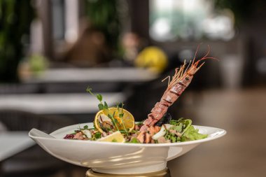 Taze karides salatası, marul yeşili karışım, otlar ve zeytinyağı, limon sosu. Sağlıklı yemek. Restoran menüsü, diyet, yemek kitabı tarifi üst görünümü