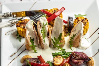 Tavuk göğlü yeşil salata, ızgara mısır ve sos. Sağlıklı yağlar, kilo vermek için temiz yiyecekler..