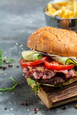 Jambonlu hamburger, peynir, pastırma, salata ve sebze. Büyük hamburger, Amerikan fast food. dikey görüntü. Üst Manzara. metin için yer,