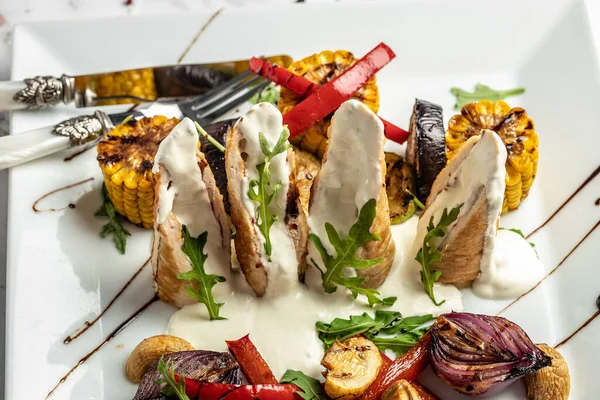 Tavuk göğlü yeşil salata, ızgara mısır ve sos. Sağlıklı yağlar, kilo vermek için temiz yiyecekler..