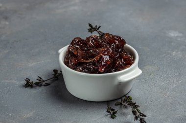 Kırmızı soğan reçeli, turşu, şarap ve kekik soslu turşu, lezzetli sos. Gurme. afiş, menü, metin için tarif yeri, üst görünüm.