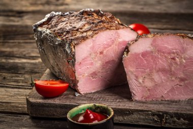 Geleneksel Fransız Pate en croute ile kaz eti ve ciğer ahşap bir tahta üzerinde yakın plan gibi. Metin için pankart menüsü tarifi yeri.