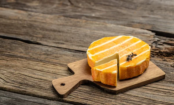 Krem Rengi Brie Peyniri Ahşap Bir Tahtanın Üzerindeki Camambert Peyniri — Stok fotoğraf