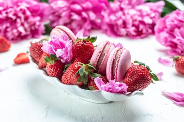 Beyaz arka planda şakayık güllü pembe badem kurabiyesi ya da kurabiye. Pankart, broşür, güzel kartpostal, güzel manzara.,