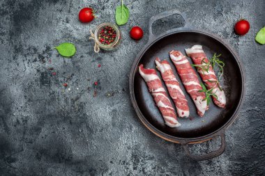 Kofta kebap ya da chevapchichi. Domuz pastırmasına sarılmış kıyma sosisler. Sağlıklı yağlar, kilo vermek için temiz yiyecekler..