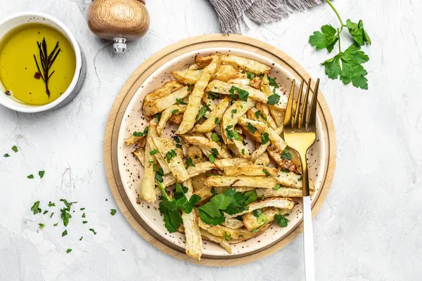 Hafif Arkaplanda Kızarmış Havuç. Tabakta garnitür var. Lezzetli vejetaryen kahvaltısı ya da atıştırmalık, temiz yemek, diyet, vejetaryen yemek konsepti. afiş, menü, metin için tarif yeri, üst görünüm,