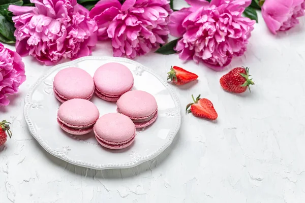 Beyaz arka planda şakayık güllü pembe badem kurabiyesi ya da kurabiye. Pankart, broşür, güzel kartpostal, güzel manzara.,