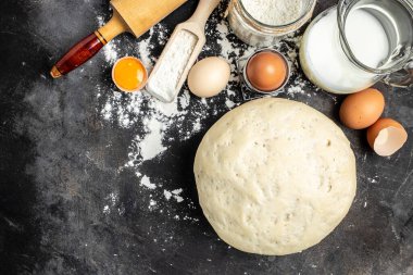 Koyu masa arkaplanındaki ev yapımı kek için taze malzemeler. Laktoz ve glütensiz. afiş, menü, metin için tarif yeri, üst görünüm.