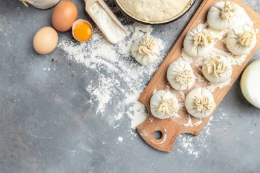 Çiğ khinkali ile tahta kesmek et, yarı bitmiş ürünler hamur köftesi. Khinkali pişirmek. Ulusal Gürcü mutfağı. afiş, menü, metin için tarif yeri, üst görünüm.
