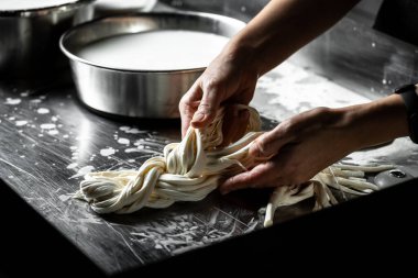 Peynir üreticisi, yeni yapılmış mozzarellayı gösteriyor. Ev yapımı peynir üreticisi caciocavallo üretir. Makarna filata, geleneksel İtalyan mozzarellası..