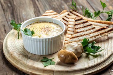 Kremalı soslu mantarlı Julienne, Julienne. Bardakta pişirilmiş ızgara tostlu Mini fırın sosu ve peynir. Restoran menüsü, diyet, yemek kitabı tarifi..